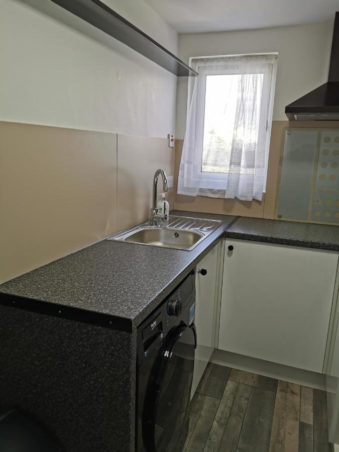 אדמונטון Palaz 4 - 1 Bedroom Flat מראה חיצוני תמונה